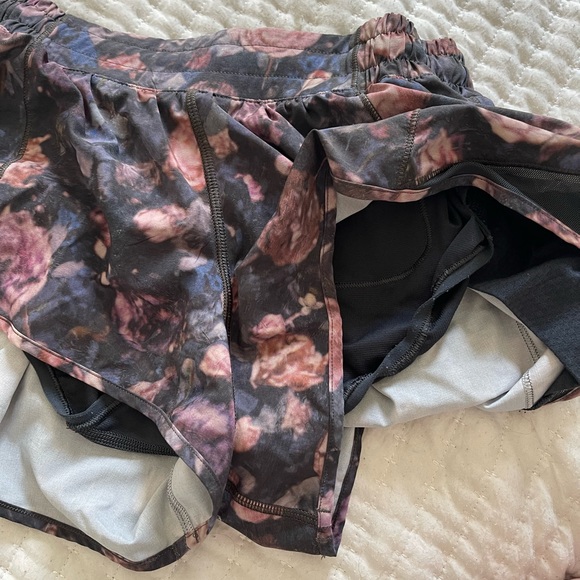 Lululemon hotty hot shorts 2.5 - low rise - like new - Picture 4 of 5